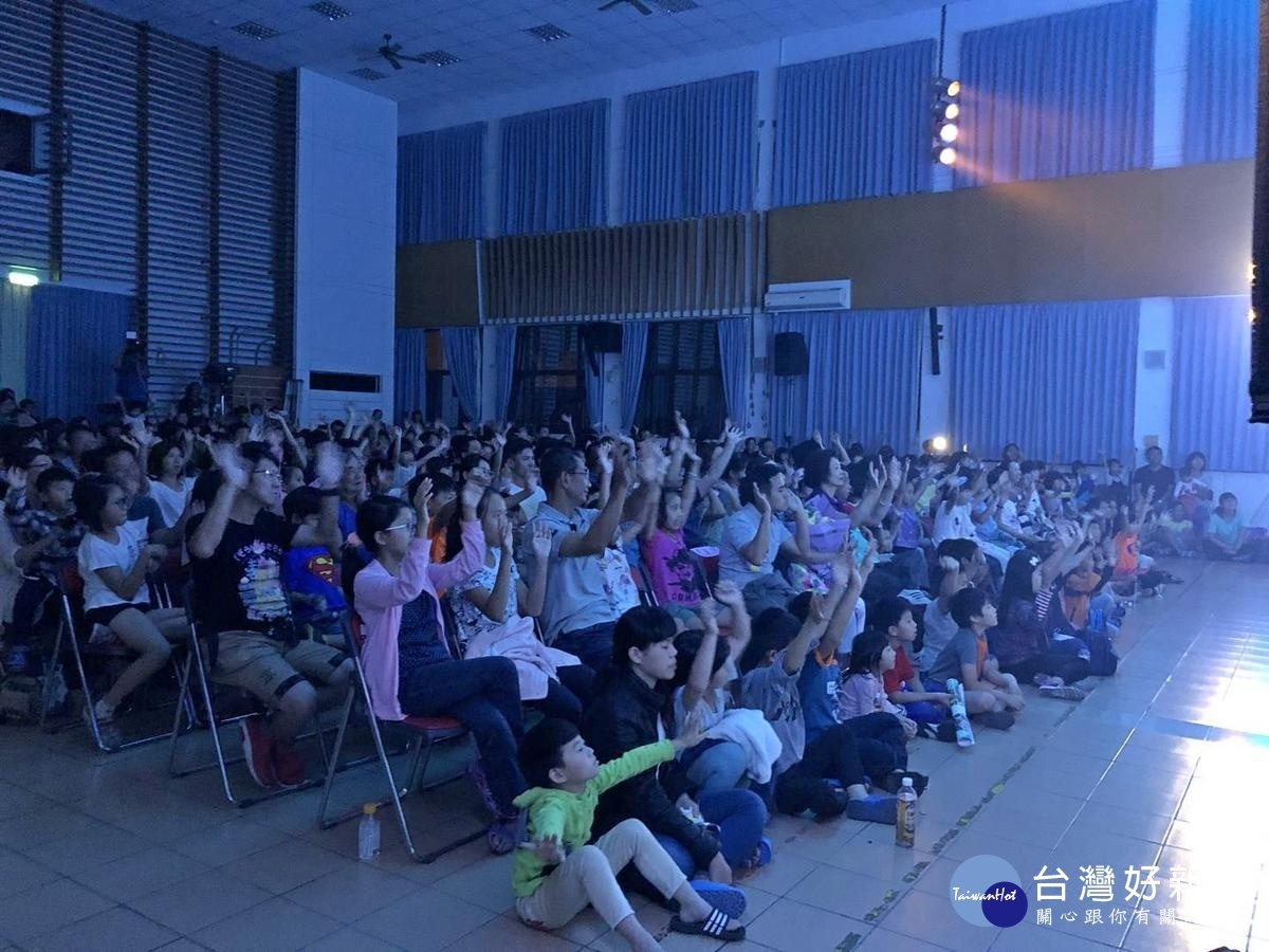 0觀賞精彩劇碼-《遲到大王》的民眾滿座。