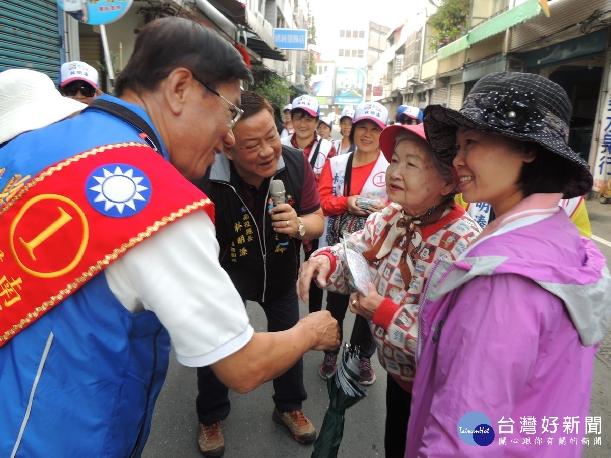 林明溱勤加拜票,請鄉親支持縣長1號林明溱。