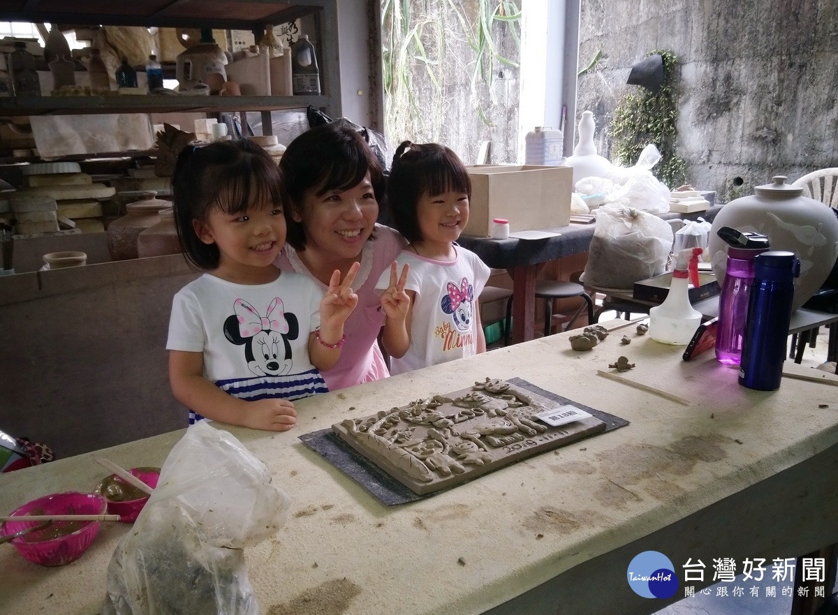 親子完成陶藝趣味造型競賽作品好高興合照。〈記者吳素珍攝〉