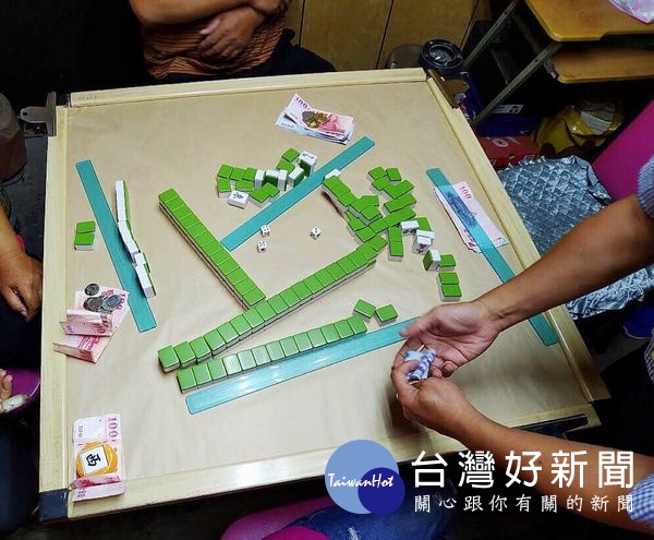 民宅內暗藏職業麻將賭場,水林警方埋伏調查多時,持搜索票進入查緝,當場查扣賭客、賭資等證物,依違反社維法裁罰。(記者陳昭宗拍攝)