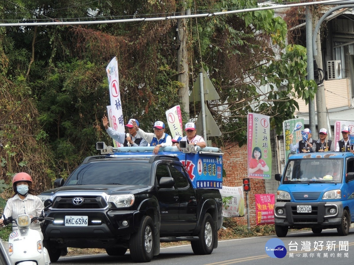 縣長林明溱競選連任拜票造勢車隊,開進信義原鄉走透透。