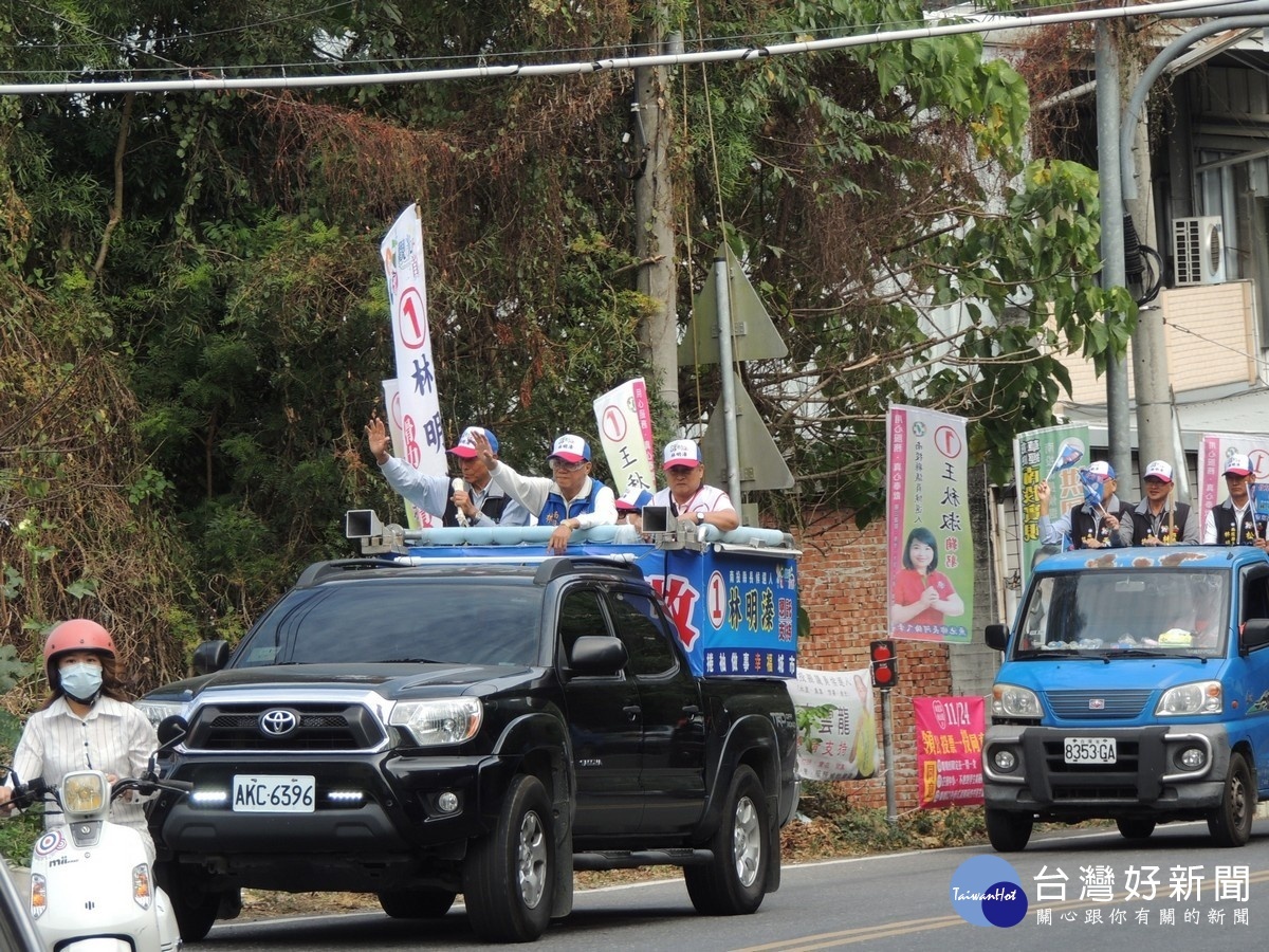 縣長林明溱競選連任拜票造勢車隊，開進信義原鄉走透透。