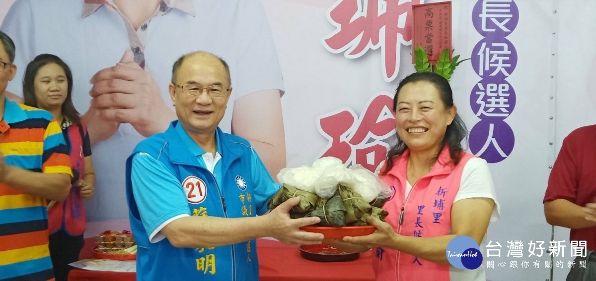 桃園區新埔里里長2號後選人李珮瑜日前成立競選總部,議員、民眾前來相挺,現場熱鬧非凡。