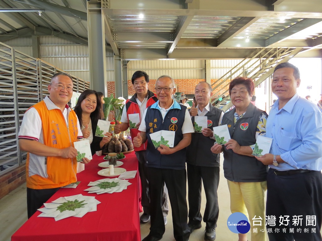 徐耀昌縣長大力讚賞業者所研發的杭菊面膜。（記者許素蘭／攝）