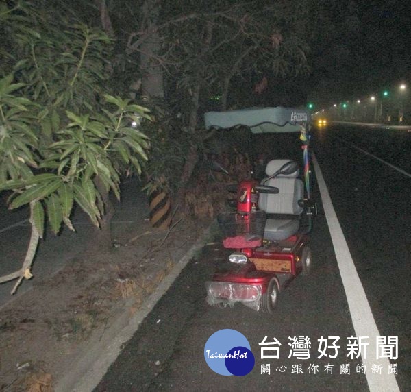 北辰所警員林宏穎、謝孟蓁載著迷途老翁沿途「尋親」,順利協助老翁平安的與家屬團圓,警方的貼心服務深獲民眾肯定讚許。