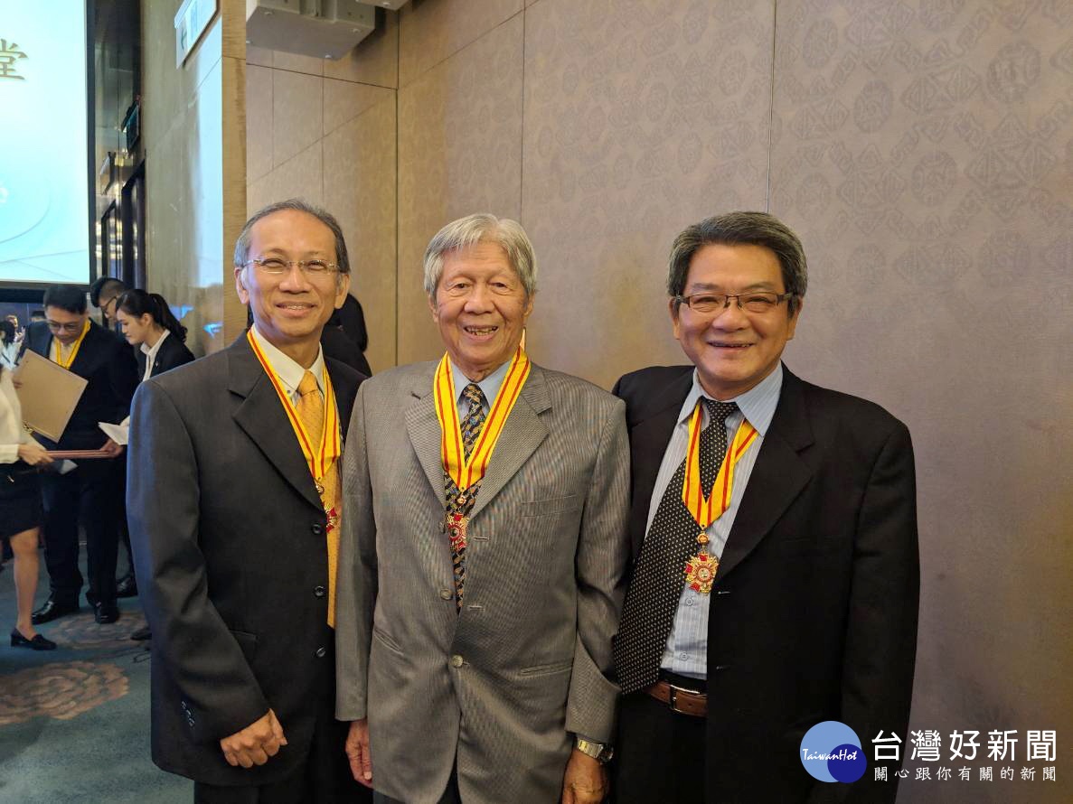 余建政(右一)獲選發明家名人堂。(圖/林重鎣攝)