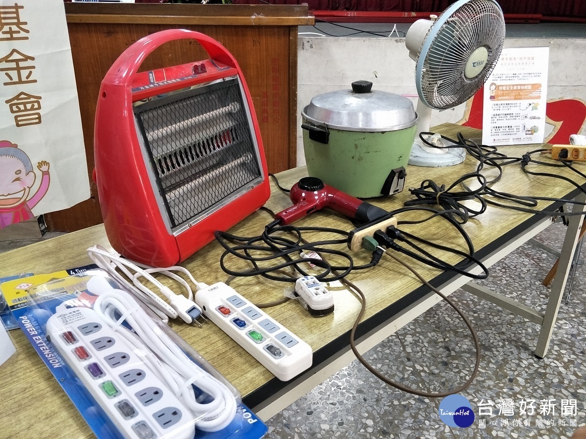 弱勢獨居老人老舊屋舍的用電安全宣導及協助。圖/記者鄧富珍攝