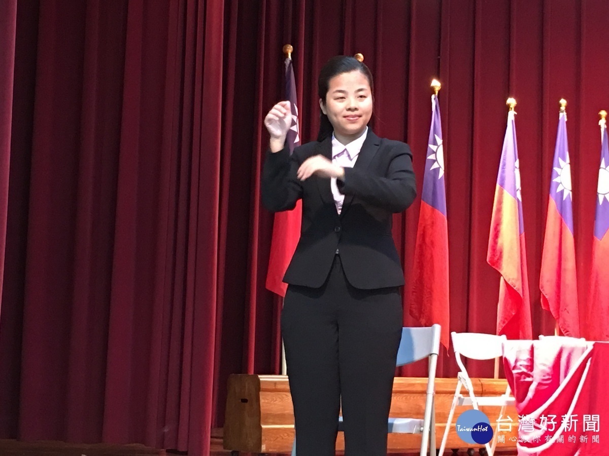 電視政見會由南投縣手語翻譯服務中心擔任翻譯。(記者扶小萍攝)