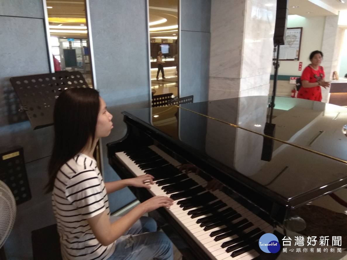 黃家薇在彰化醫院大廳鋼琴演奏。圖／衛福部彰化醫院提供