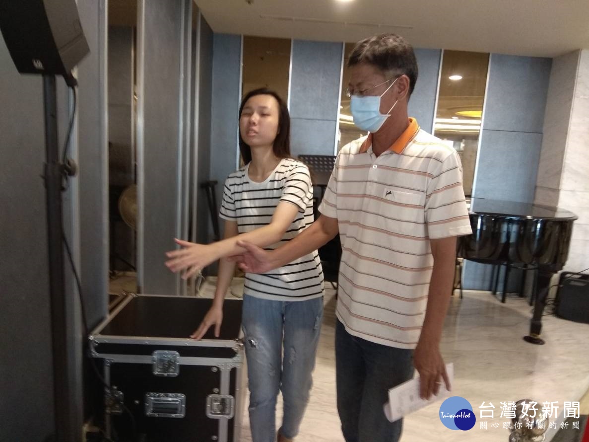 黃家薇與父親黃國成。圖/衛福部彰化醫院提供