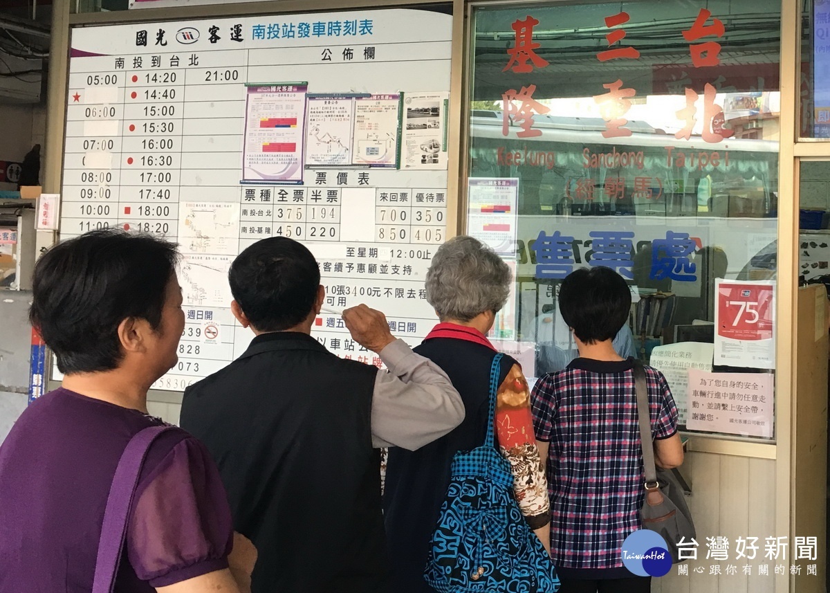 12月起先到4個站刷卡劃位。(記者扶小萍攝)