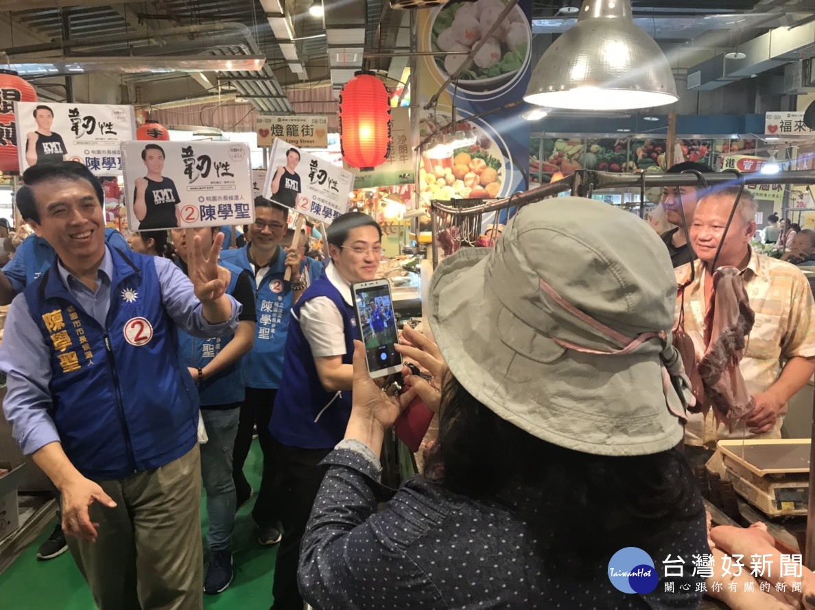 市長候選人陳學聖與市議員梁為超同聲譴責表示,市府作業流程倒行逆施,只為了作秀,無疑是在欺騙市民。
