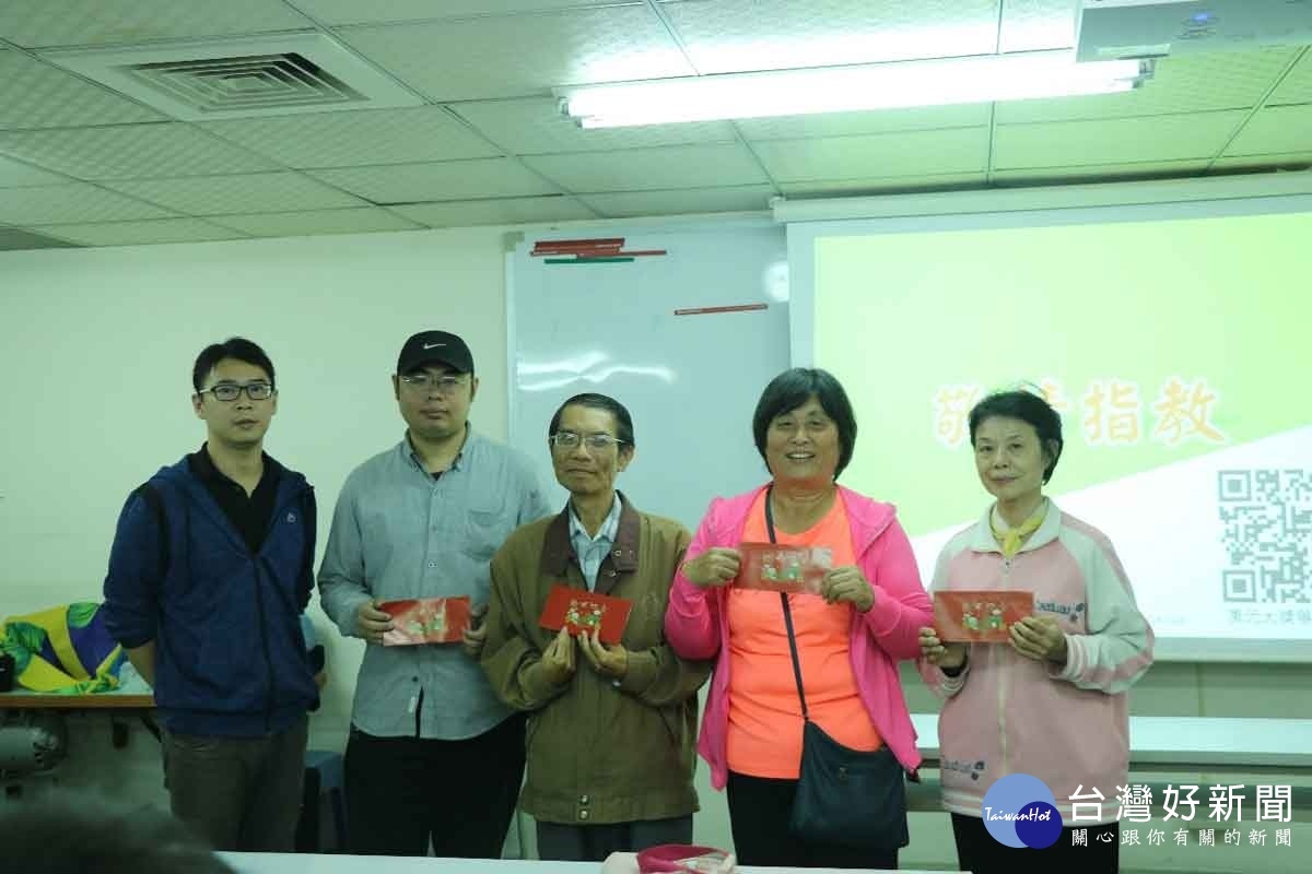 為了增添說明會的趣味性,參加的民眾均可獲得實用太陽能小禮品以及餐盒,會後還有全聯禮券的抽獎活動。(圖/雲林縣政府建設處提供)