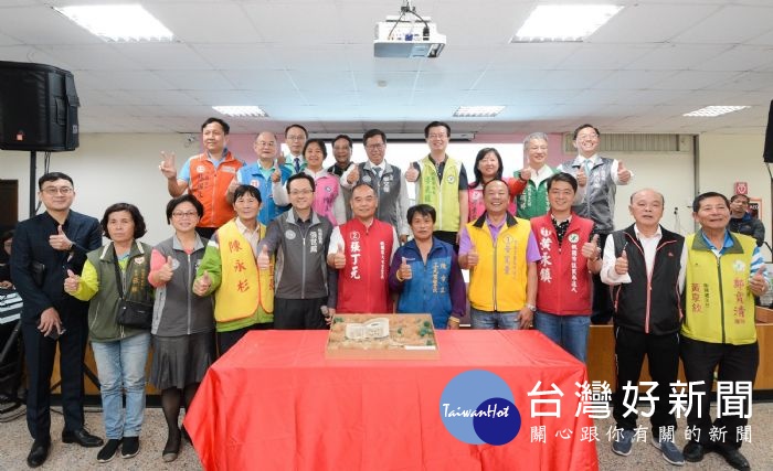 桃園市長鄭文燦前往桃園區三元忠義里集會所,出席「桃園市桃園區民富社福館新建工程地方說明會」