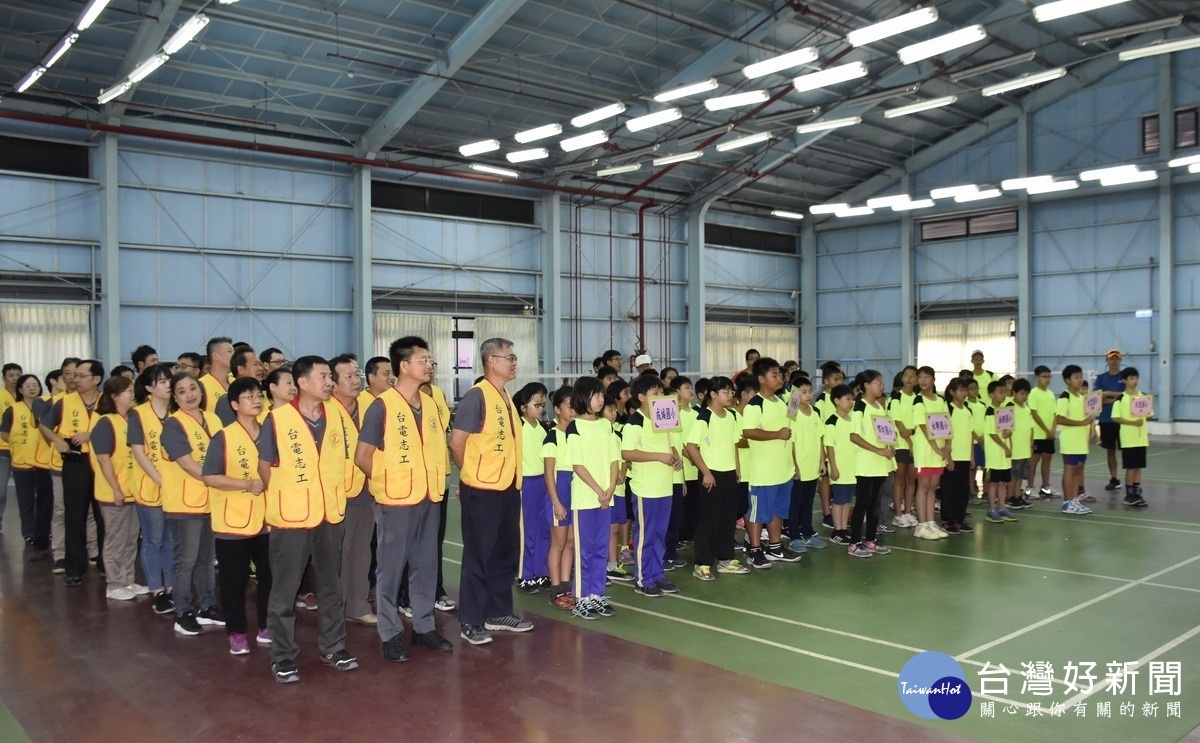明潭發電廠員工和水里鄉國小學生一起參與羽毛球賽活動。