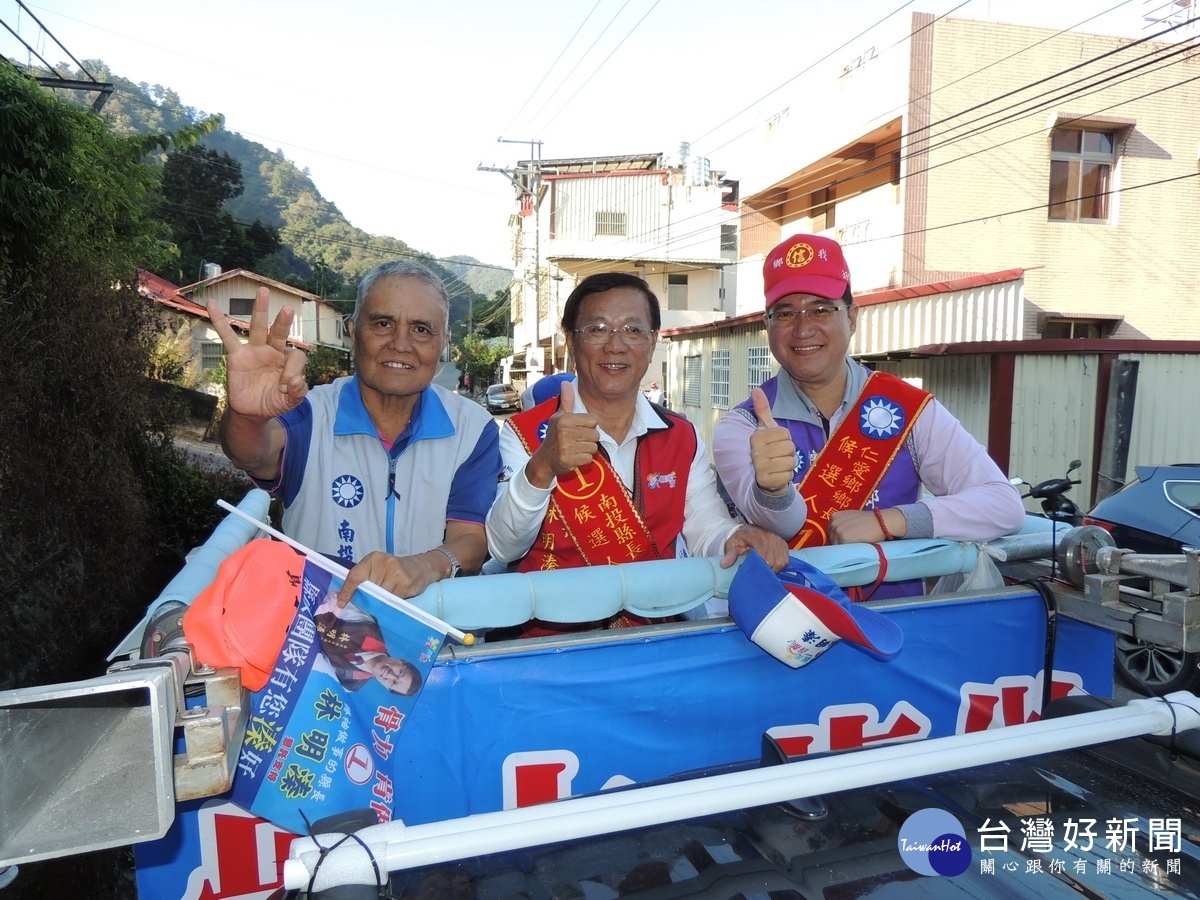 議員廖文賢(左)林明溱、鄉長候選人江子信一起拜票。
