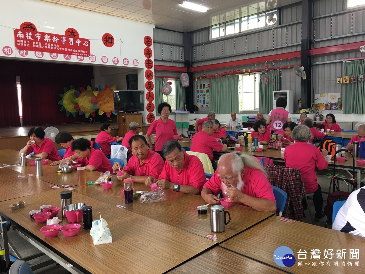 漳和社區以湯圓點心等慶祝巷弄長照站掛牌。(記者扶小萍攝)