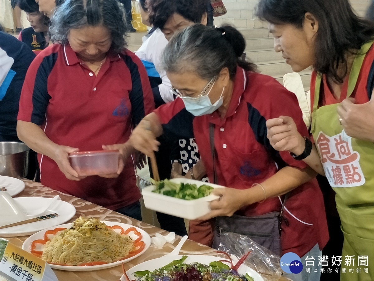 《樂齡蓋好呷/介護飲食推廣食譜》新書發表，社區志工認真擺盤創作。圖／記者鄧富珍攝