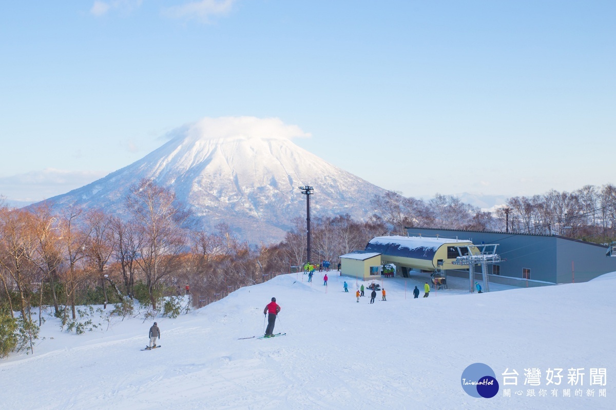 GRINPA位于山梨縣富士山二合目，所以在這玩雪之餘，還可以近距離欣賞日本第一高山─富士山，是絕佳拍照的好地點。（圖／喜鴻假期提供）