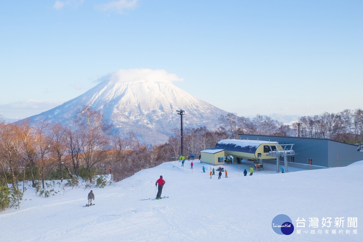 GRINPA位于山梨縣富士山二合目,所以在這玩雪之餘,還可以近距離欣賞日本第一高山─富士山,是絕佳拍照的好地點。(圖/喜鴻假期提供)