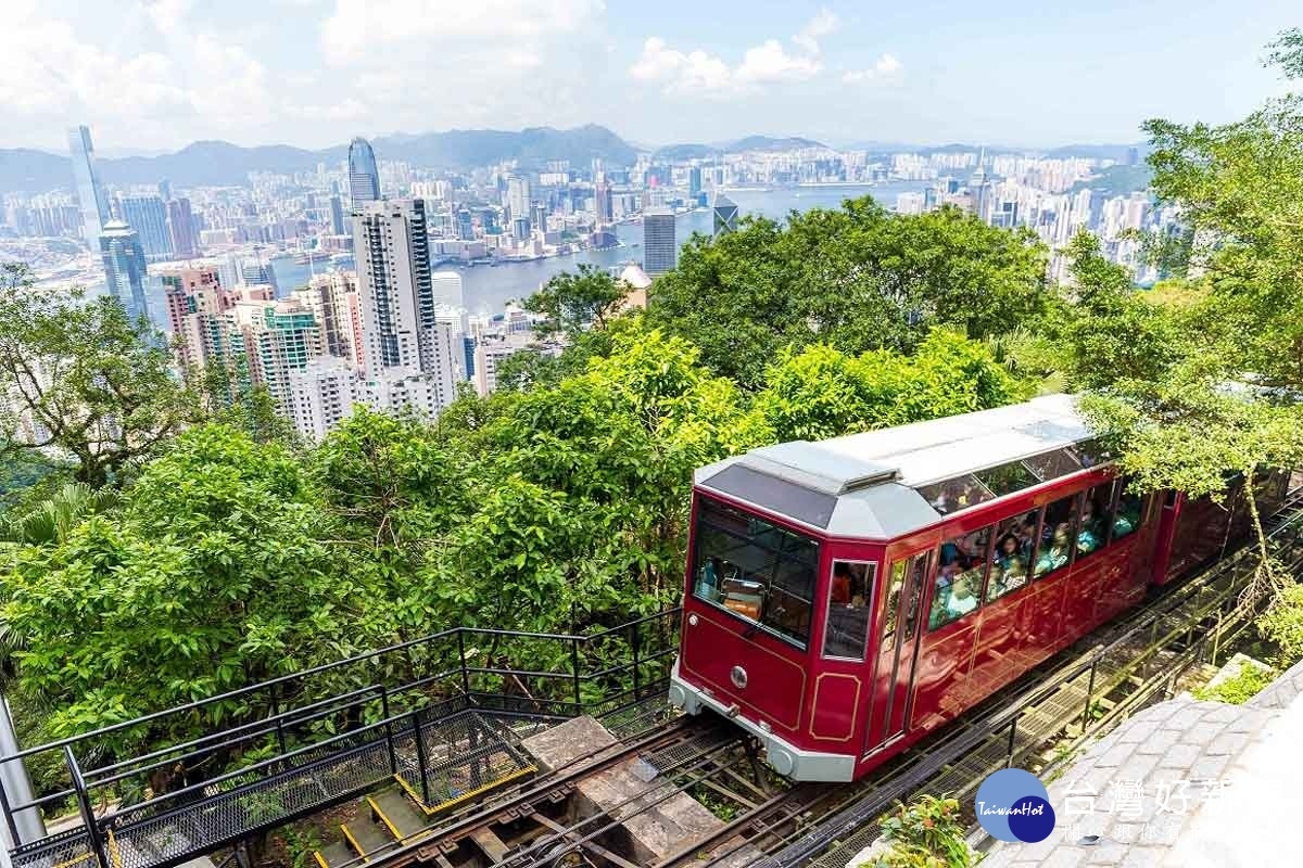 乘坐山頂纜車一飽香港市景,夜晚時百萬夜景在眼前閃耀著點點燈光,復古的車廂更為美景增添了不一樣的氣氛,是去香港的旅客一定會造訪的景點。(圖/喜鴻假期提供)