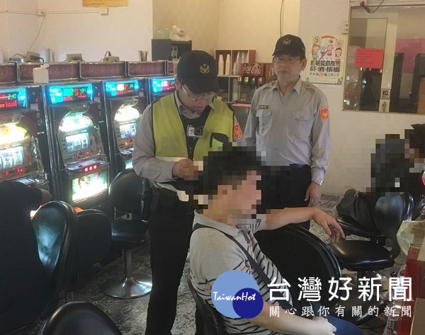 虎尾警分局為有效淨化選前治安,針對轄內KTV、青少年易聚集、治安熱點等場所,進行威力掃蕩、執行臨檢查察勤務,嚇阻不法行徑。