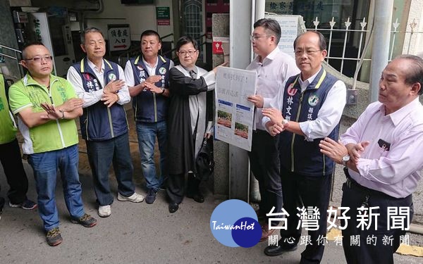 針對雲林縣長參選人張麗善陣營透過文宣、網路等方式散播水井規費選後復徵的假消息,製造農民恐慌,李發言人張凱傑及律師按鈴控告,並強烈譴責造假行徑。(記者陳昭宗拍攝)