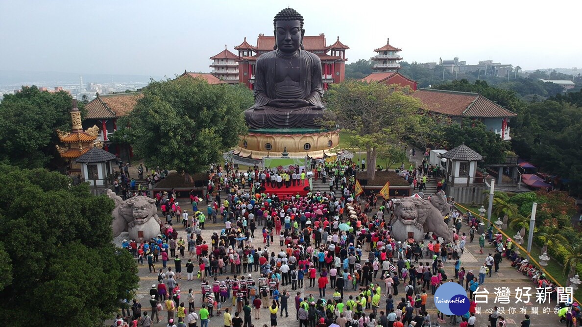 魏明谷16日一早在八卦山大佛前舉辦的健走活動現場民眾踴躍。