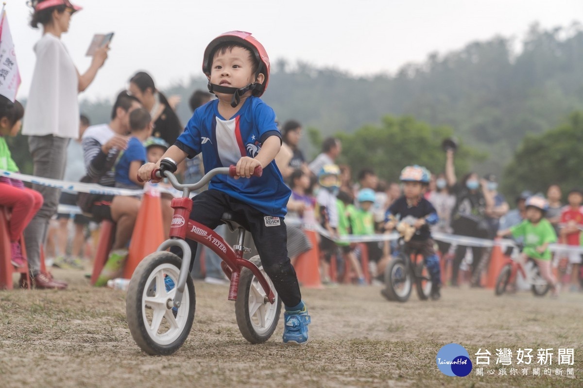 參加兒童滑步車趣味賽的萌樣。