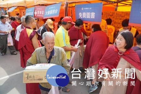 行動佛殿東石祈福 恆性嘉措回饋故鄉 愛心關懷東石鄉民