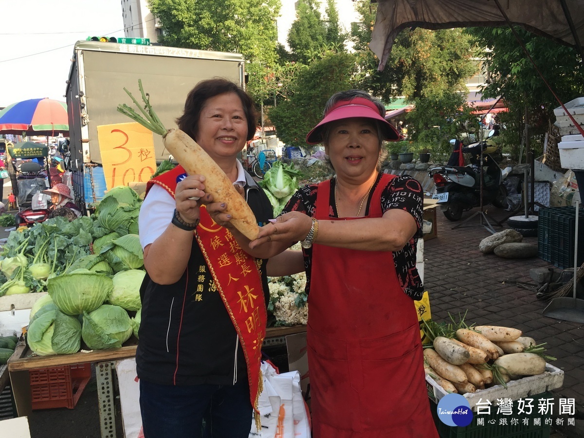 賣菜婦女贈送好彩頭祝高票當選。（記者扶小萍攝）