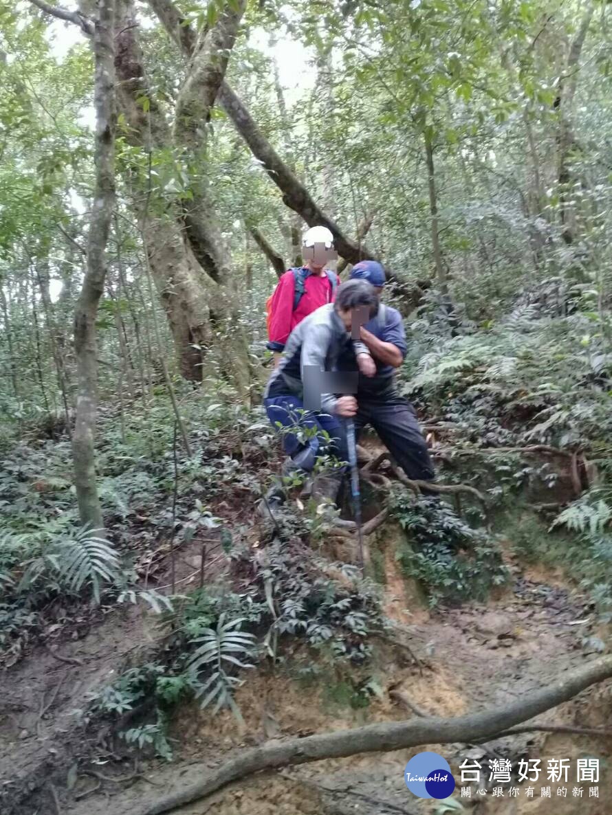 圖:吳姓婦人登山走失，警消人員搜救後終將她找到。