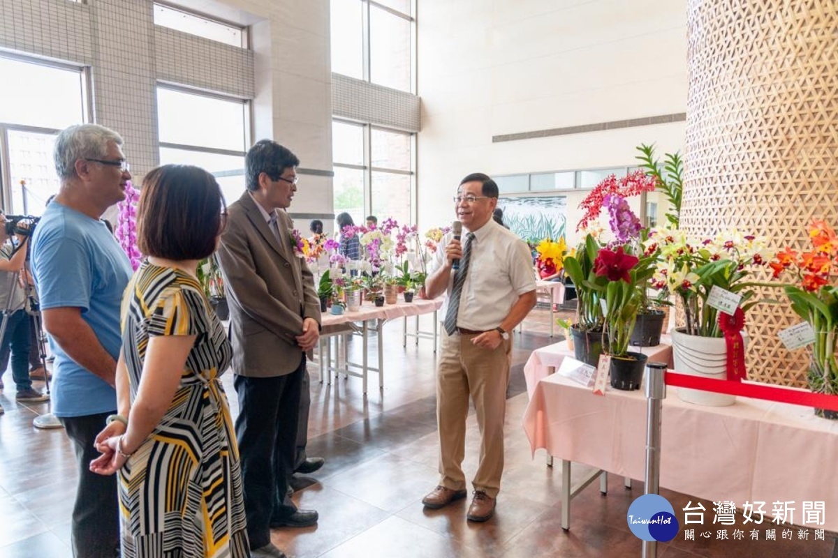 吳明坤董事長解說蘭花展內容。