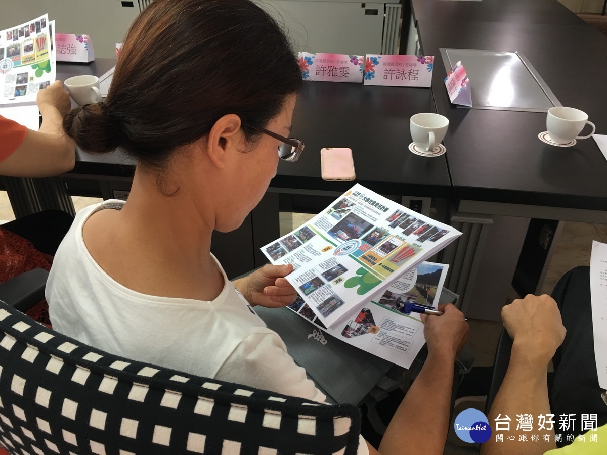 參與的業者仔細研究計畫內涵等。(記者扶小萍攝)