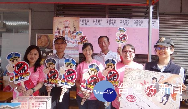 北港警方結合媽祖文化推廣工作隊在朝天宮辦理「捐發票做公益」活動，傳達鄉親「反賄選、反毒詐」觀念。