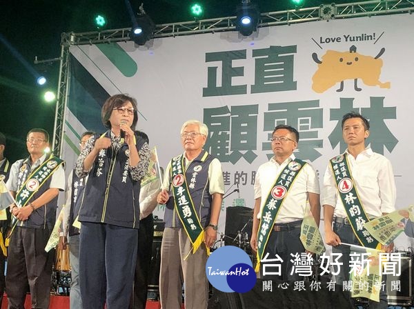 雲林縣長李進勇攜手立委蘇治芬,共同為民進黨北港區候選人造勢,固盤催票,宣示與大家鬥陣顧雲林、作夥護台灣。(記者陳昭宗拍攝)