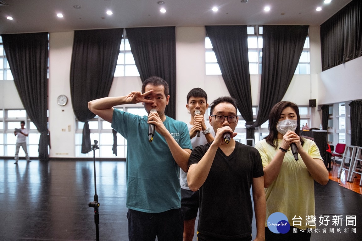 《阿飛正轉》的排練演出。(圖/臺中國家歌劇院)