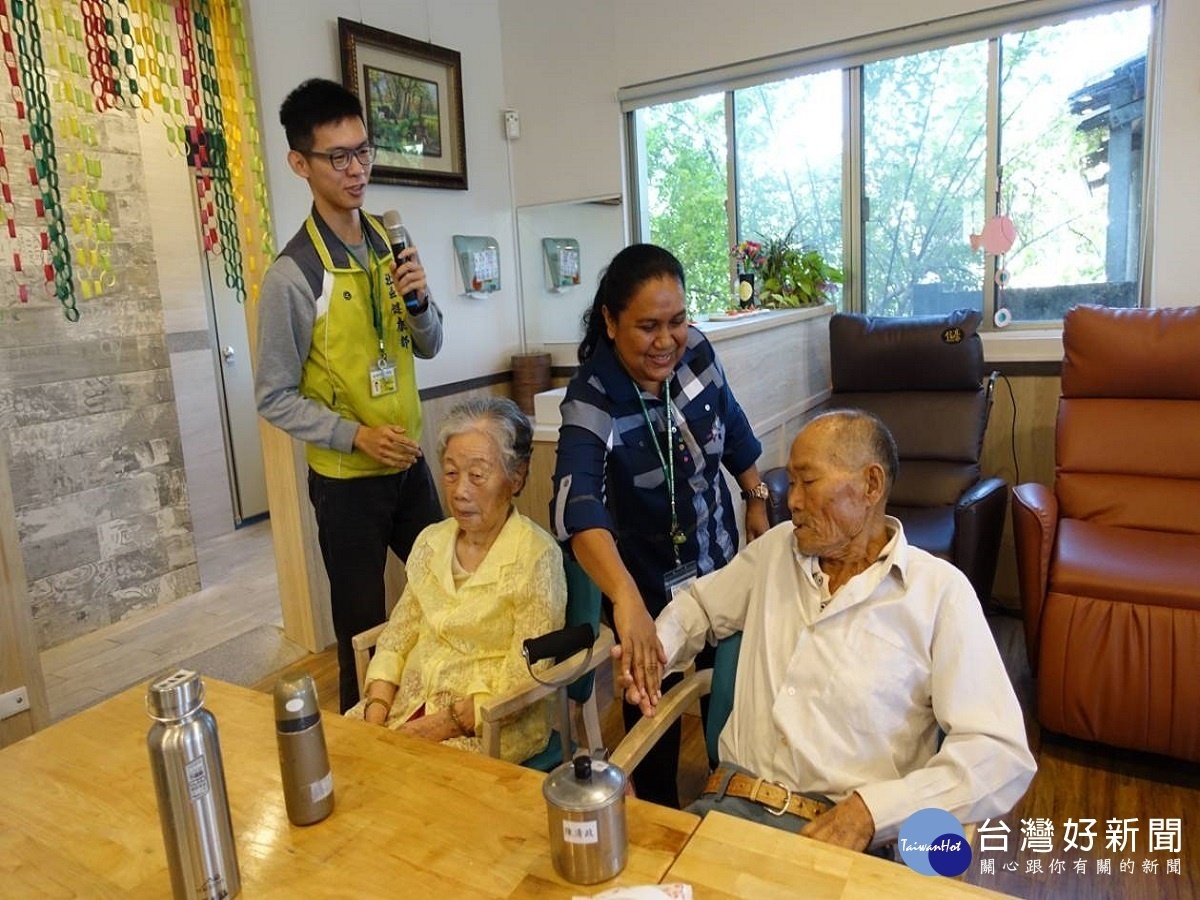帛琉醫療人員參訪秀和苑 老長輩驚喜「烙英語」打招呼