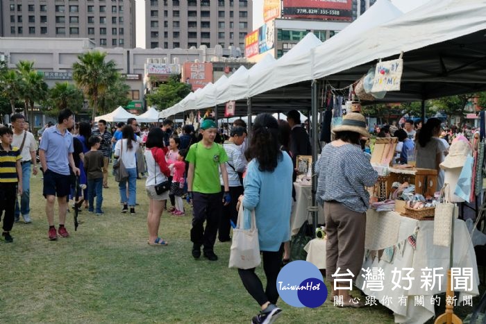 桃園市政府藝文設施管理中心主辦《2018鐵玫瑰社區日》,將於11月25日(星期日)在桃園藝文廣場舉行。