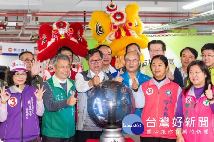 桃園市長鄭文燦前往桃園區三民路三段,出席桃園區南門公園地下停車場啟用典禮