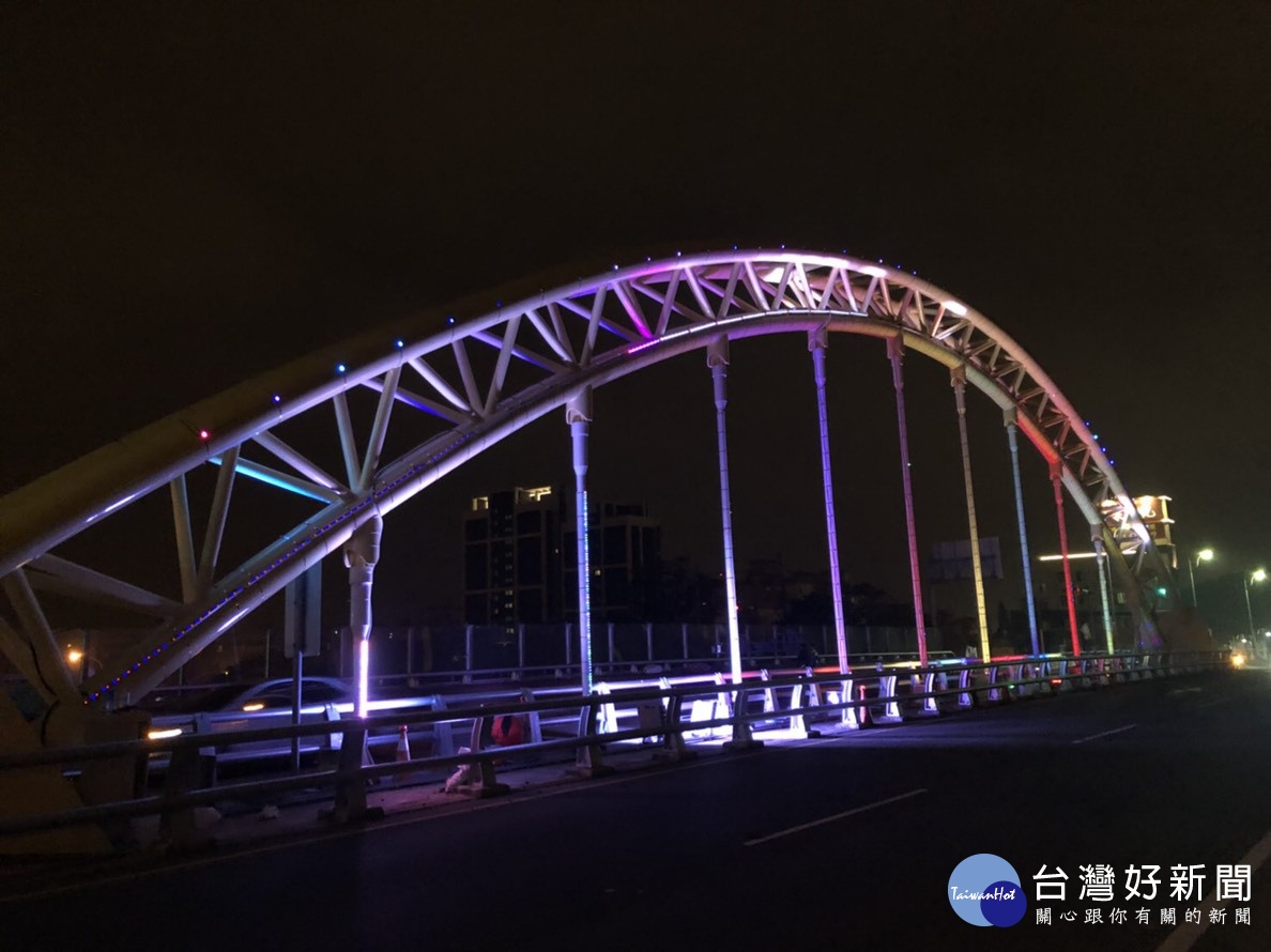 楊梅區光雕大橋,打造楊梅新地標,形成一場變化無窮的燈光秀,展現璀璨亮眼的獨特景緻。