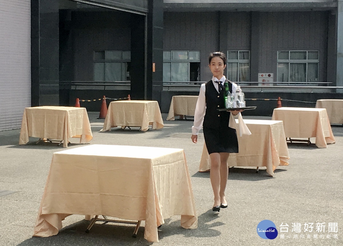 托盤組同學表現優雅儀態讓用餐更享受。(記者扶小萍攝)