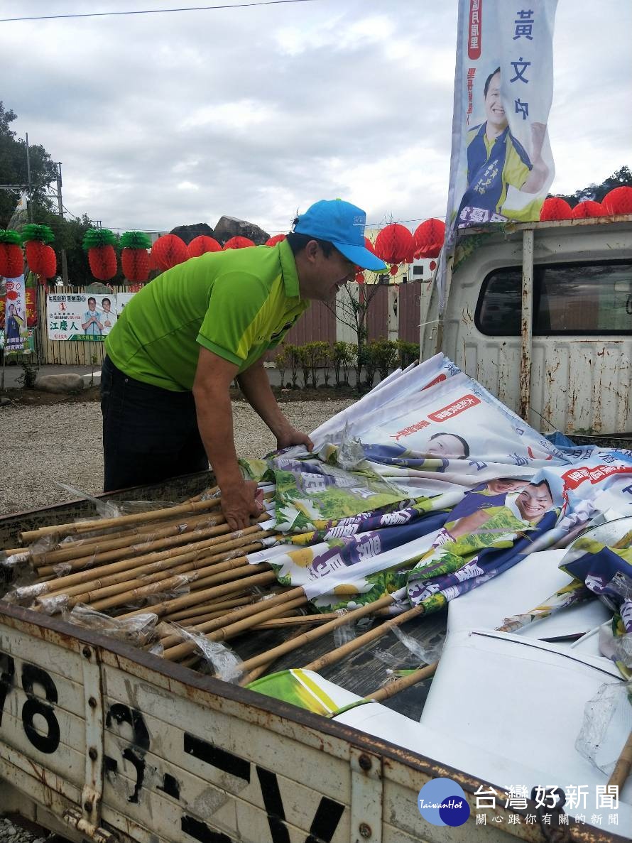 大溪月眉里長黃文中開著發財車,將月眉花卉園區的競選旗子給拆下,以還月眉優質的環境。