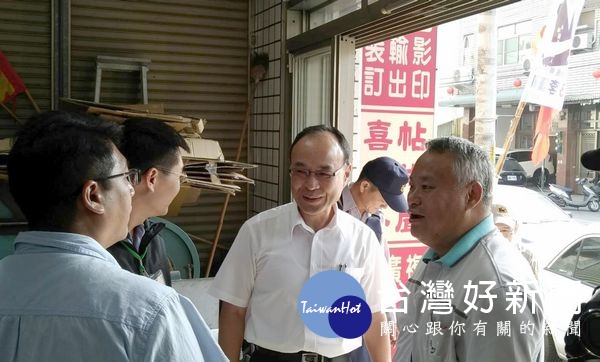 北港警方嚴密監控選票印製及運送、分發、保管等護票勤務,除有選監人員和警方24小時看守,現場還有錄影設備隨時掌握狀況,加強選票安全措施。(記者陳昭宗拍攝)