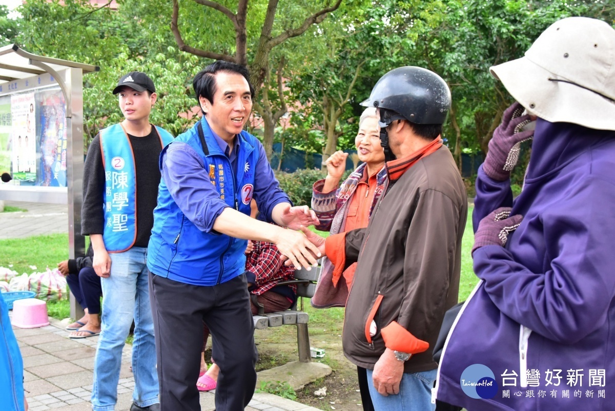 桃園市長候選人陳學聖前往桃園市境內的黃昏市場掃街拜票,尋求中間選民支持。