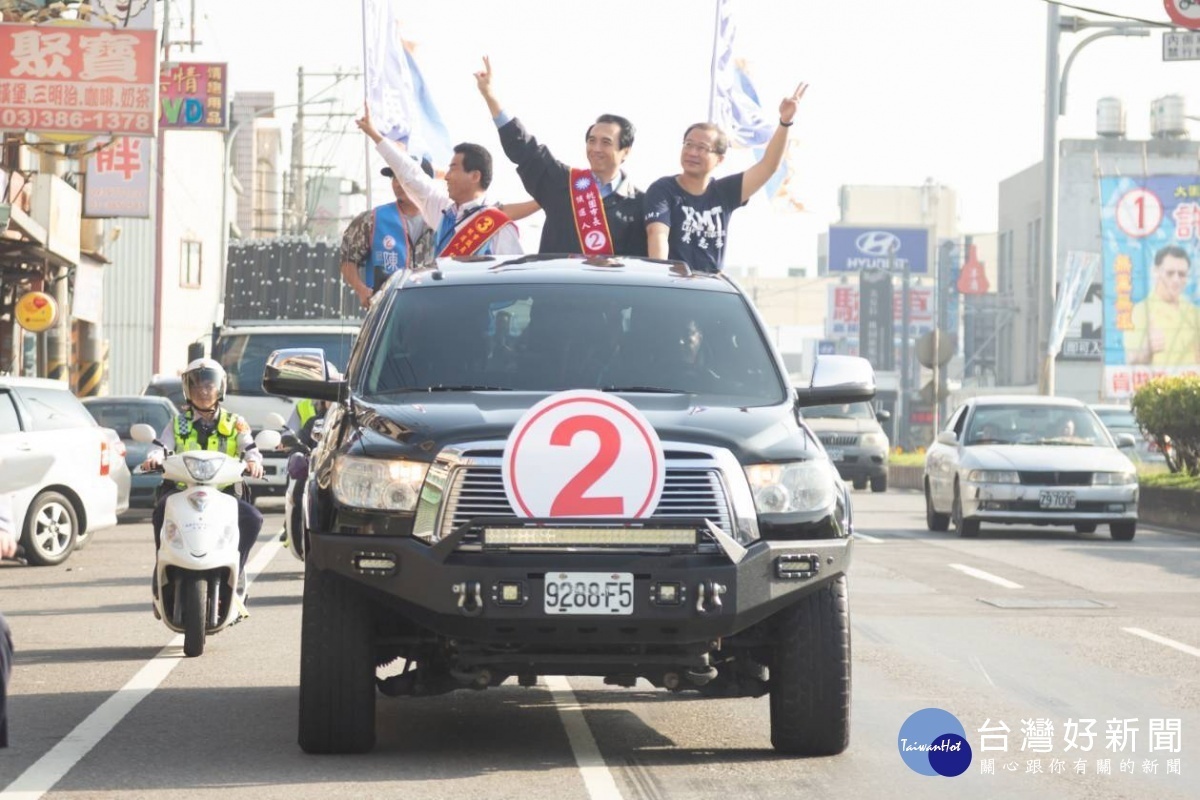 國民黨桃園市長候選人陳學聖展開車隊掃街活動，前縣長朱立倫及吳志揚也先後陪同陳學聖在蘆竹區及大園區掃街