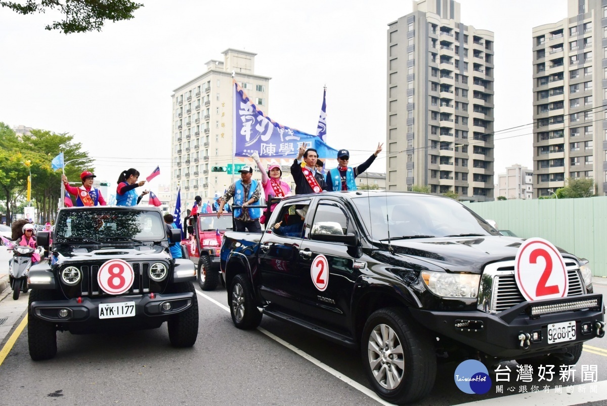 桃園市長候選人陳學聖持續車隊掃街，所到之處鞭炮聲、鑼鼓聲四起，沿線不斷有民眾揮舞國旗迎接