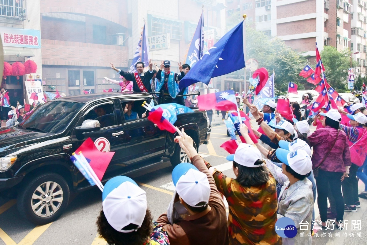 桃園市長候選人陳學聖持續車隊掃街，所到之處鞭炮聲、鑼鼓聲四起，沿線不斷有民眾揮舞國旗迎接