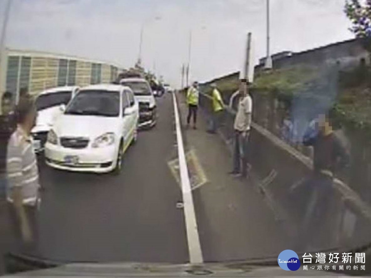國道匝道5車連環撞 為救人救護車逆向上國道「免罰」