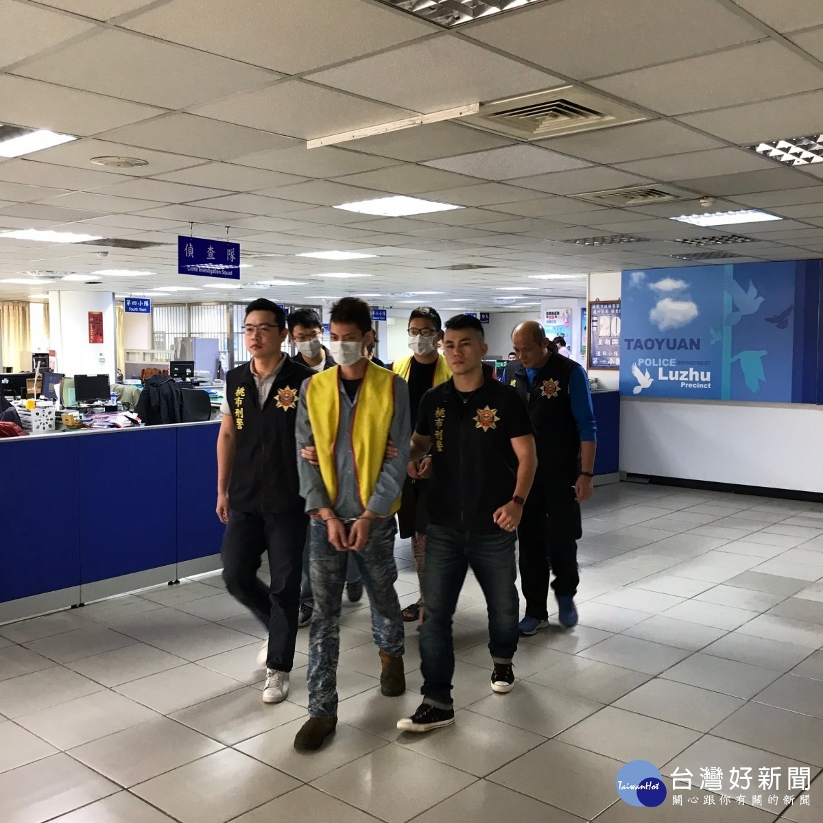 警方對治平專案目標竹聯幫南家禁衛軍主要成員執行同步掃黑行動,共拘提成員黃○○等4名到案。